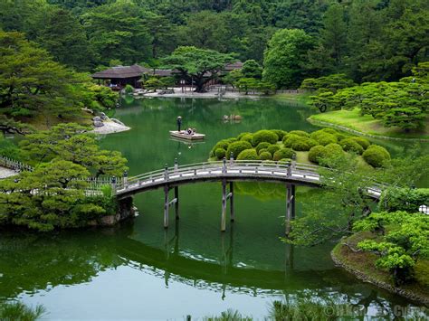  Ritsurin Garden: Oaza spokoju i japońskiej elegancji